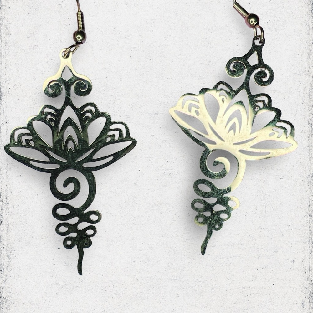 5159u. Goldtone Lasercut Earrings Lotus